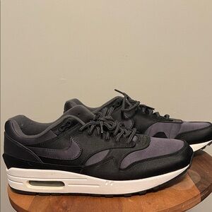 Nike Men's Black and Dark Gray Sneakers